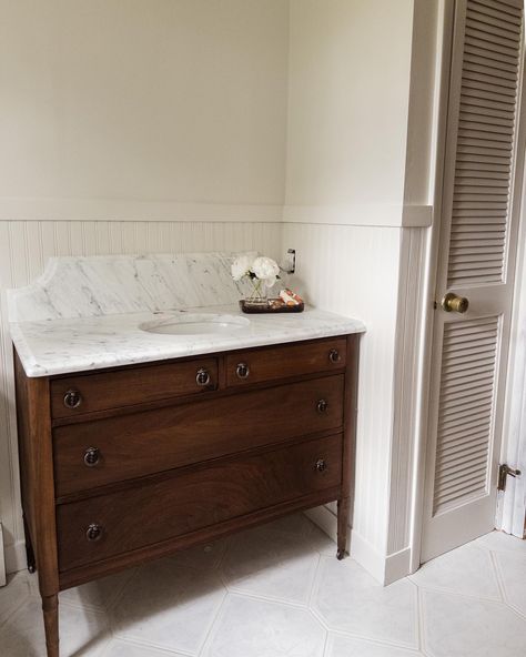 ✨$30 dresser turned into stunning bathroom vanity✨ I knew when I saw this piece two years ago I loved it. It was in rough shape though, so… | Instagram Colonial Bathroom Vanity, Bathroom Vanity Vintage, Dresser Bathroom Vanity, Dresser Vanity Bathroom, Small Half Bathroom, Dresser Turned, Antique Bathroom Vanity, Antique Bathroom, Restroom Design