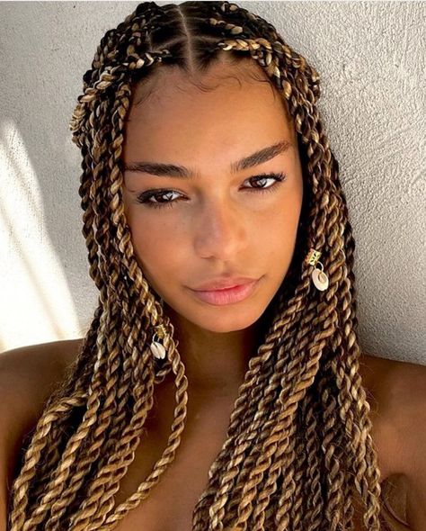 Unlock your ultimate style: dive into Senegalese twists! Explore techniques, trends, and transformations in this must-read Senegalese twist guide. Click the article link for more photos and inspiration like this // #boxbraids #fauxlocs #goddessbraids #knotlessbraids #locs #longknotlessbraids #senegalesetwist #senegalesetwisthair Braided Hairstyles Brown, Black Hair Protective Styles, Hairstyles Brown, Senegalese Twist Hairstyles, Senegalese Twist Braids, Twists Hairstyles, Senegalese Twists, Instagram Hairstyles, Natural Hair Extensions