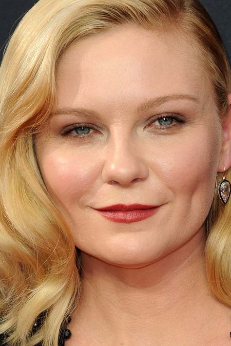 Kirsten Dunst With Round Face Shape #roundface Face shapes guide: oval, oblong, diamond, square, heart face types. #faceshapes #celebrityfaceshapes #howtoknowyourfaceshape Shape Project, Face Shapes Guide, Average Face, Circle Face, Diamond Face Shape, Short Shag, Face Shape Hairstyles, Square Face Shape, Wide Face