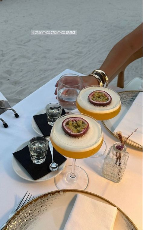 Coctails Photo Instagram, Greece Instagram Story, Greece Dinner, Fancy Drinks, Pretty Drinks, Pretty Food, Summer Drinks, Aesthetic Food, Love Food