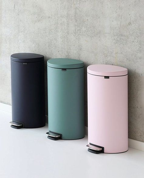 40 Unique Trash Cans That Solve All Your Rubbish Problems #kitchen #trash can #ideas #home #decor #designs Bedroom Trash Can, Square Kitchen, House Essentials, Bathroom Trash Can, Dream Apartment Decor, Smart Home Design, Kitchen Trash Cans, Kitchen Bin, Cute Kitchen