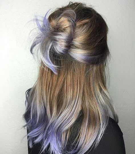 Korean Hair Color, Hair Color Underneath, Peekaboo Hair, Hair Color Streaks, Lilac Hair, Dyed Hair Inspiration, Lavender Hair, Peinados Fáciles Para Cabello Corto, Pretty Hair Color