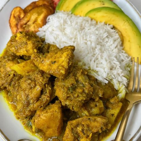 🇯🇲It’s Curry Sat-Day, whose house are you going to? #curry #currygoat #curryoxtail #currychicken #currychickpeas 1. AUNTIE- Curry Oxtail, White Rice, Salad & Plantain 2. SISTER- Curry Chicken, white rice, salad, plantain & 🥑 3. BROTHER- Chickpeas, white rice, tomato, plantain & 🥑 4. UNCLE- Curry goat, white rice, salad, plantain & 🥑 Chicken And White Rice, Jamaica Food, Curry Goat, Jamaican Cuisine, Meat Diet, Africa Food, Food Babe, Rice Salad, Jamaican Recipes