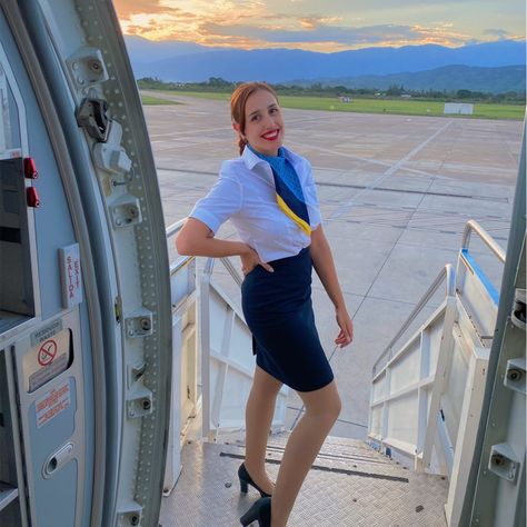 Airline Stewardess, Flight Girls, Stewardess Uniform, Flight Attendant Fashion, Feminine Skirt, Female Pilot, Marilyn Monroe Photos, Cabin Crew, Flight Attendant