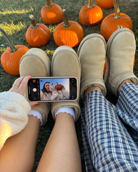 meet me at the patch 🧸🧡🍂 Aesthetic Pumpkin, Chic Fall Fashion, Classic Trench Coat, Early Fall Outfit, Oversized Knitted Sweaters, Cozy Chic, Fall Photos, Chunky Boots, Autumn Photography