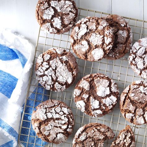 Mexican Crinkle Cookies Recipe -When it’s baking time, my family lobbies for these Mexican crinkle cookies. You can replace 1 oz. unsweetened chocolate with 3 Tbsp. cocoa powder plus 1 Tbsp. shortening, butter or oil.—Kim Kenyon, Greenwood, MO Baking Chocolate Recipes, Hot Chocolate Cookie Recipes, Mexican Hot Chocolate Cookies, Chewy Molasses Cookies, Crinkle Cookies Recipe, Spicy Chocolate, Baking Chocolate, Hot Chocolate Cookies, Mexican Hot Chocolate