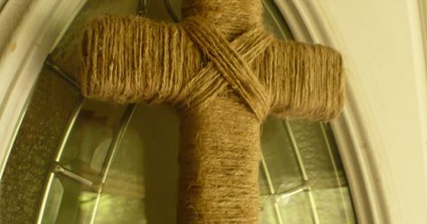 Last time I was at Hobby Lobby, I found this styrofoam cross and knew it would be perfect for Easter inspiration! It was just a few dollars ... Twine Cross, Easter Chalkboard, Twine Diy, Twine Crafts, Easter Wood Crafts, Cross Wreath, Easter Pillows, Easy Easter Decorations, Cross Crafts