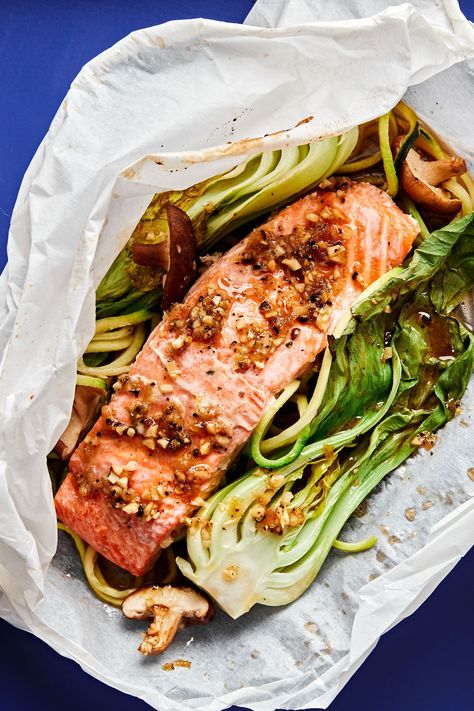 It’s a fast and fresh meal that cooks itself in a little parchment packet! Our salmon en papillote has a delicious garlic ginger sauce and tons of veggies. Salmon Parchment Packets, Parchment Fish Packets, Fish Parchment Packets, Fish En Papillote Recipes, Salmon Packet Recipes, Garlic Ginger Sauce, Gluten Free Ramen Noodles, Gluten Free Ramen, Healthy Weekly Meal Plan