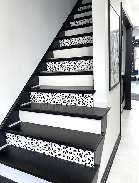 Black treads, white risers. Staircase Granite Design, Granite Staircase Design, Duplex Staircase, Stairs Tiles Design, Granite Stairs, Black And White Stairs, Staircase Interior Design, Staircase Designs, White Stairs