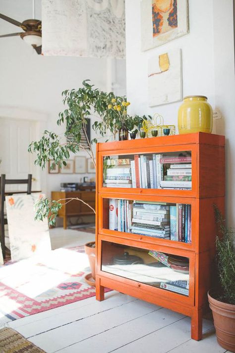 Simple tips on how to decorate with orange, from adding pops of pillows to wallpaper are on the blog, head over to https://ablissfulnest.com #interiordesign #designtips #popofcolor Orange Decor, Retro Home Decor, Home Design Decor, Book Shelf, Retro Home, Home Decor Inspiration, Interior Inspiration, Home Deco, Room Inspiration