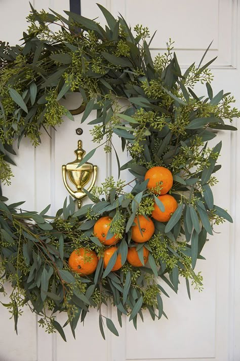 Eucalyptus and orange wreath Julkransar Diy, Elegant Fall Wreaths, Christmas Decorations Apartment, Orange Wreath, Orange Christmas, Diy Fall Wreath, Eucalyptus Wreath, Noel Christmas, Holiday Entertaining