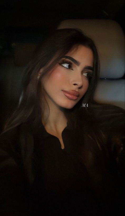 Pretty Arab Girl, Khaliji Aesthetic, Arab Makeup, Arabic Girl, Persian Beauty, Grunge Boys, Arab Girl, Brown Hair Roblox, Brown Eyes Black Hair