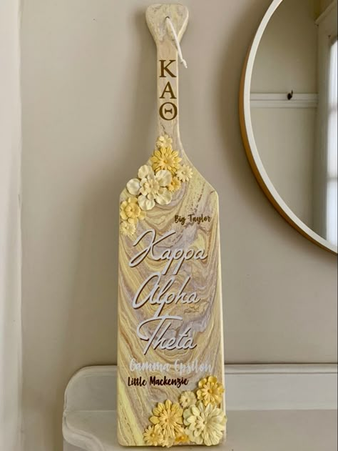 This is a kappa alpha theta sorority paddle made with paint pouring Paddle Painting Ideas Sorority, Cute Sorority Paddles, Frat Paddles, Sorority Paddles Ideas, Paddle Sorority Big, Paddle Sorority, Paddles Sorority, Fraternity Paddles, Sorority Graduation