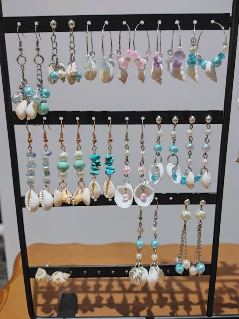 Sea Shell Jewelry Diy, Kids Jewelry Diy, Seashell Art Diy, Beachy Jewelry, Seashell Earrings, Beaded Earrings Diy, Seashell Jewelry, Diy Bracelet Designs, Handmade Jewelry Tutorials