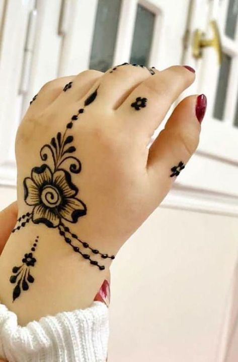 Baby Mehndi Design, Easy Mehndi Designs, Modern Mehndi, New Mehndi, Henna Designs For Kids, Tato Henna, Henna Tattoo Hand, Henna Tattoo Designs Hand, Easy Mehndi