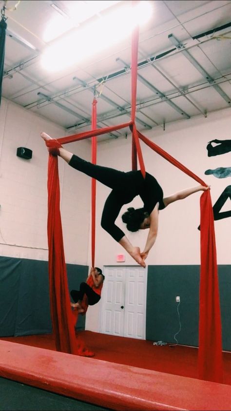 acrobatics aerialsilks Aerial Silks Beginner, Arial Silks, Aerial Hoop Moves, Silk Yoga, Aerial Gymnastics, Silk Dancing, Aerial Silk, Aerial Hammock, Dancer Lifestyle