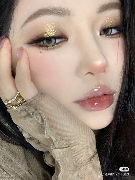 Black And Gold Douyin Makeup, Golden Douyin Makeup, Subtle Gold Makeup, Gold Korean Makeup, Gold Douyin Makeup, Makeup Looks For Concerts, Gold Makeup Aesthetic, Dreamy Makeup Look, Gold Make Up