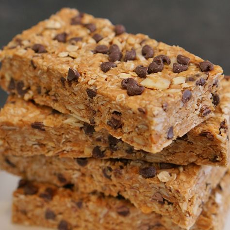 Soft & chewy homemade granola bars full of oats, peanut butter, chocolate chips, almonds, and cinnamon -- better than anything you'll find in a box, bar none. Diy Snack Recipes, Granola Bar Recipe Chewy, Homemade Granola Bar Recipe, Oats Peanut Butter, Chocolate Chip Granola Bars, No Bake Granola Bars, Chewy Granola Bars, Baked Granola, Granola Recipe Bars