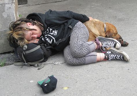 sleeping female crusty punk and her dog Mike Brodie, Homeless Aesthetic, Car Moodboard, Punk Rock Girls, Homeless Woman, Gutter Punk, Chica Punk, Stylish People, Character Bank