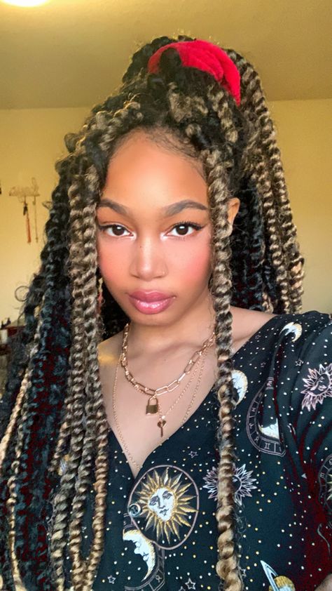 Passion Twists Color, Brown Passion Twists, Summer Hair Styles, Braiding Ideas, Protective Style Braids, Future Hairstyles, Senegalese Twist Braids, Passion Twists, Crochet Hair Extensions