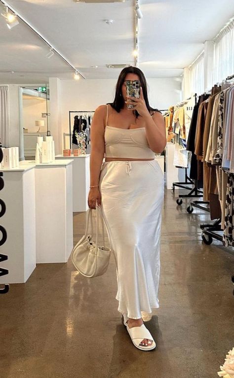 Plus Size Clean Girl Aesthetic, Silk Skirt Plus Size, Complexión Media, Plus Size Elegant Outfits, Curve Outfits, White Silk Skirt, Chubby Girl Outfits, Outfit Midsize, Plus Size Baddie Outfits