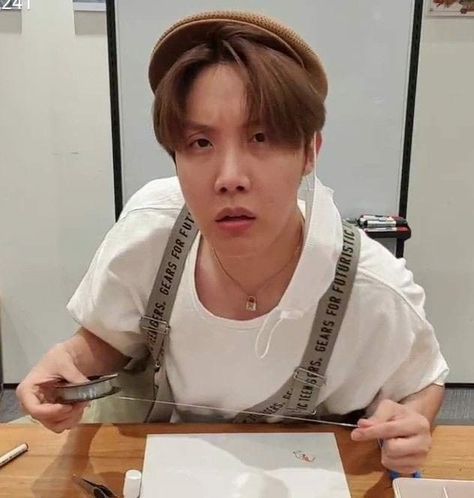 J Hope Funny Pics, Jhope Funny, Bts Funny Faces, Bts Meme Face, Bts Derp Faces, Bts Reaction Pics, Bts Mood, Bts Stickers, Bts Meme Faces