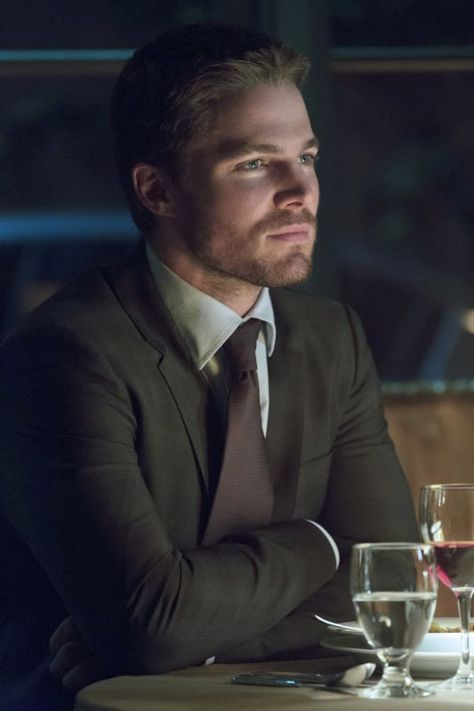 Arrow Serie, Steven Amell, Cw Arrow, Oliver Queen Arrow, John Diggle, Arrow Tv Series, Stephen Amell Arrow, A Man In A Suit, Arrow (tv Show)