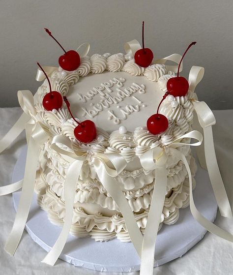 White Vintage Cake With Cherries, Old Money Cake Ideas, Cherry Vintage Cake, Vintage Cake With Bows, White Cake With Cherries, Cherry Cake Aesthetic, Vintage Cherry Cake, Birthday Cake Cherry, Cherry Birthday Cake