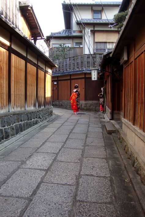 Gion: Traditional Geisha District in Kyoto – Japan Travel Guide -JW Web Magazine Traditional Geisha, Yasaka Shrine, Kyoto Japan Travel, Japan Architecture, Japan Vacation, Japanese Decor, Japan Travel Guide, Traditional Building, Bamboo Forest