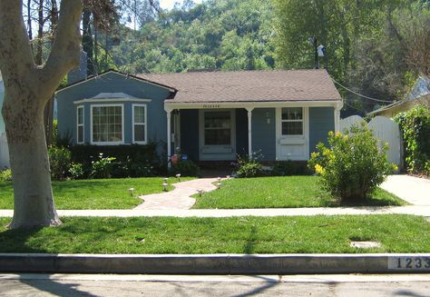 .Malcom in the Middle Movie Houses Exterior, Houses From The 80s, Los Angeles Suburban House, Early 2000s House Exterior, 80's Houses Exterior, Lower Class Homes, Lower Middle Class Homes, Los Angeles House Exterior, 80s House Exterior Aesthetic