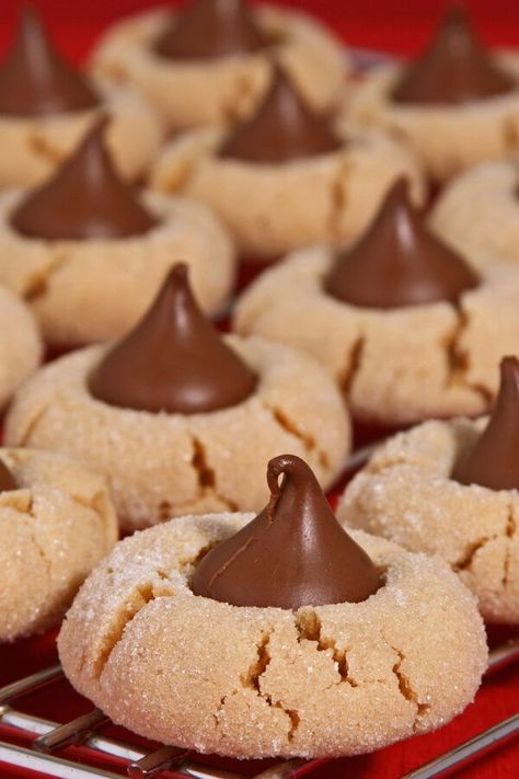 Cookies With A Kiss (Peanut Butter Blossom Cookies) - Everything's better with a kiss, and cookies are no exception. Peanut butter cookies with a chocolate flourish taste as good as they look. | CDKitchen.com Blossom Cookies Recipe, Christmas Desserts Cakes, Christmas Desserts Kids, Peanut Butter Blossom, Christmas Recipes For Kids, Christmas Desserts Party, Christmas Cookie Recipes Holiday, 70s Christmas, Christmas Food Treats