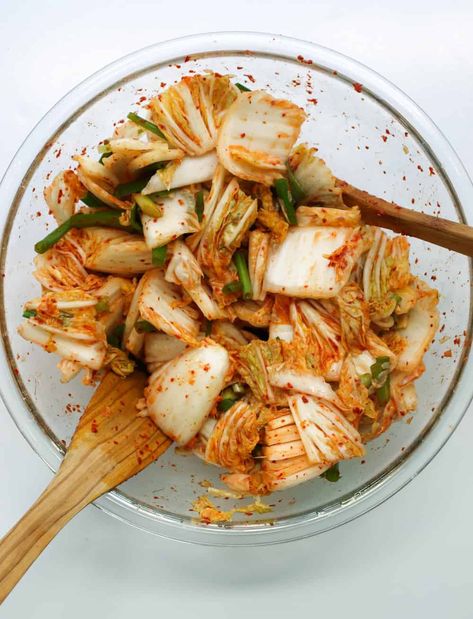 Vegan Kimchi - Step by Step Recipe - The Simple Veganista Kimchi Vegan, Simple Veganista, Vegan Kimchi, Chinese Kool, Spicy Salad, Fermented Cabbage, Kimchi Recipe, Napa Cabbage, Vegan Healthy