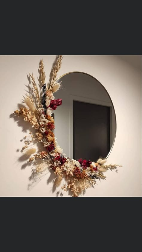 Dried Flower Mirror Diy, Mirror Decorated With Flowers, Diy Mirror Frame Flower, Round Mirror With Flowers, Decorated Mirrors With Flowers, Mirrors With Flowers, Mirror Flower Decor, Flower Mirror Diy, Mirror Decorating Ideas