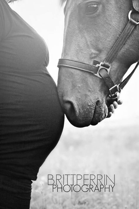 Country Maternity, Bump Photography, Pregnancy Art, Baby Fotografie, Photography Animals, Maternity Shoots, Horse Ideas, Facebook Art, Pregnancy Photo