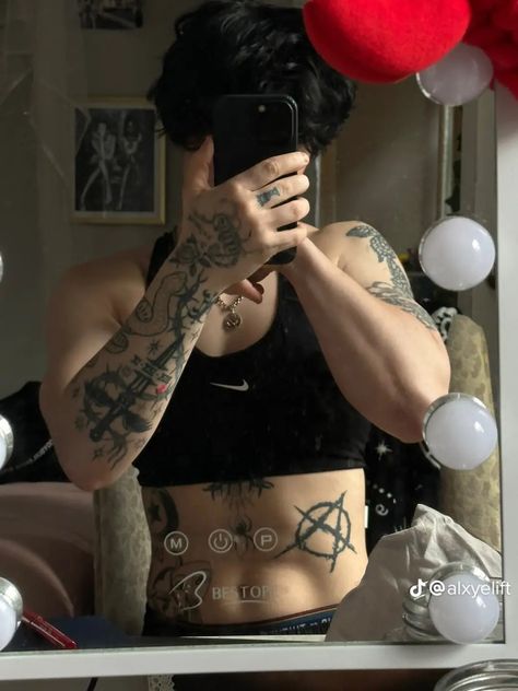 Masc Women Tatoos, Buff Women With Tattoos, Gymspo Masc, Masculine Women Body, Tatted Masc Women, Tomboy Body Shape, Masc Lesbian Gym, Buff Masc Women, Masc Tattoos