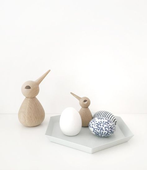 10 SCANDINAVIAN EASTER DECORATION IDEAS FOR YOUR HOME White Lights Decor, Natural Easter Decor, Scandinavian Easter, Minimal Easter, Nordic Scandinavian Style, Easter Decoration Ideas, Modern Table Decor, Naturally Dyed Easter Eggs, Bunny Napkins