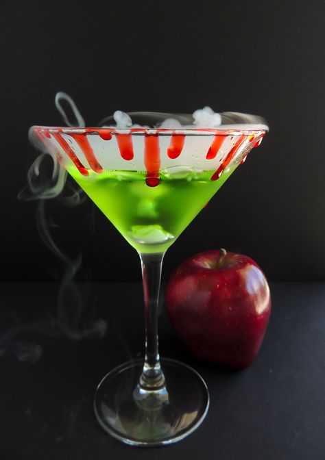 Poisoned Apple Cocktail - Casablanca Cooks Pumpkin Martini Recipe, Halloween Martini, Apple Martini Recipe, Caramel Apple Martini, Halloween Brew, Apple Schnapps, Cocktail Inspiration, Margarita Drink, Apple Cocktail