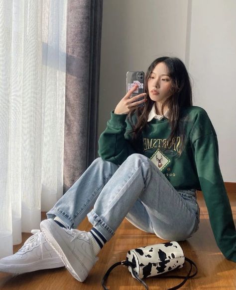 Cool Tone Outfits, Green Sweatshirt Outfit, Sweatshirt Ootd, Boyfriend Clothes, Casual College Outfits, Winter Fashion Outfits Casual, Uni Outfits, Korean Casual Outfits, Everyday Fashion Outfits