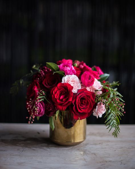 Galentines Party Flowers, Hot Pink Flower Centerpieces, Red Flowers Centerpieces, Red And Pink Flower Arrangements, Red Flower Centerpieces, Valentines Floral Arrangements, Red Floral Arrangements, Roses Centerpieces, Red Flower Arrangements