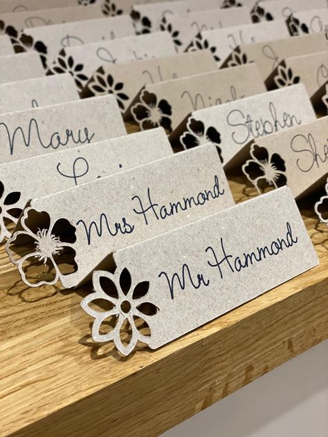 Cricut Name Place Cards, Table Name Tags Ideas, Cricut Wedding Name Cards, Cricut Wedding Projects Table Decor, Wedding Name Place Ideas Table Seating, Cricut Place Cards Wedding, Cricut Table Name Cards, Cricut Place Cards, Mariage Cricut