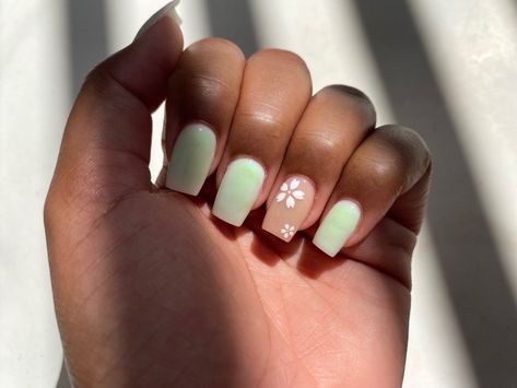 Light Green Summer Nails, Light Green Nails Short, Light Green Nail Ideas, Soft Green Nails, Nails With Daisies, Pastel Green Nails, Tiana Costume, Cute Easy Nail Designs, Pastel Nail Art