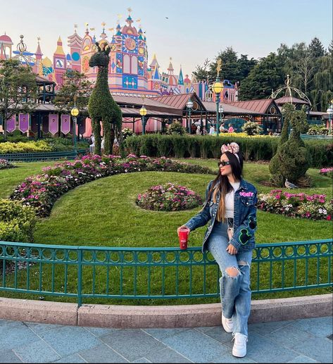 Disneyland Spring, Disney Orlando Photo Ideas, Cute Disneyland Outfits, Disney Springs Photo Ideas, Disneyland Selfies Ideas, Disney Springs Instagram Pictures, Disney Winter Outfits, Disney Fashion Outfits, Disneyworld Outfits