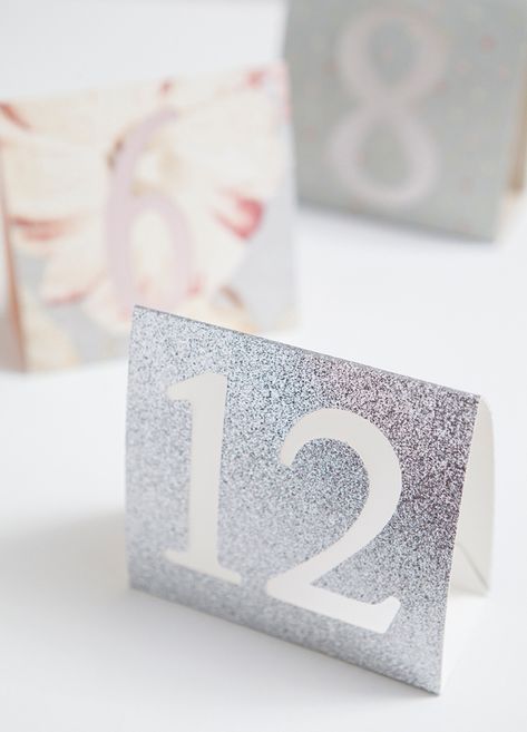 DIY Wedding - How to make simple table numbers with the Cricut Explore | Create your own table numbers! Tutorial from @jencarreiro Cricut Party Decorations Centerpieces, Diy Wedding Table Numbers, Simple Table Numbers, Rustic Table Numbers, Diy Table Numbers, Craft Table Diy, Fun Wedding Decor, Cricut Wedding, Wedding Projects