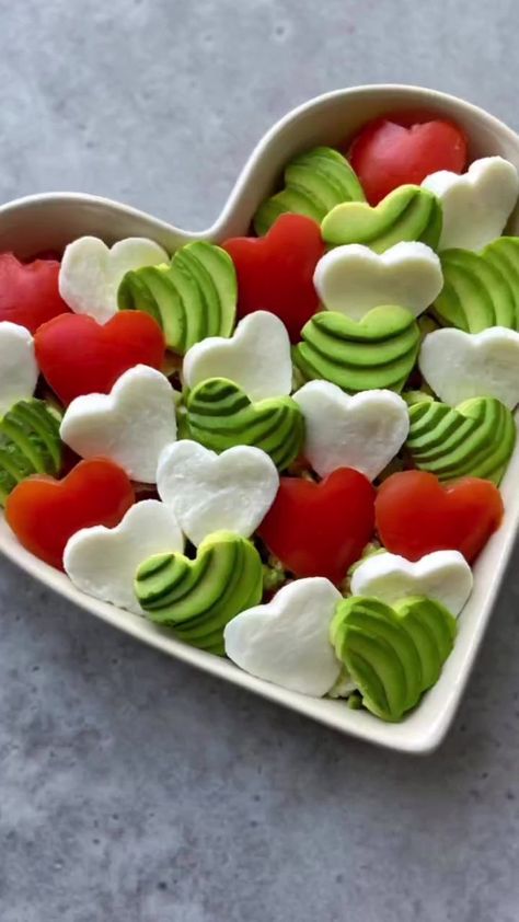 That’s amore! ❤️🥑 This heart-shaped mozzarella, tomato, and fanned-out avocado salad is like a love letter to your tastebuds! Make sure to save it for the next summer BBQ 🙌🏽 By @foodbites #avocadorecipes #avosfromperu #summersalad #saladrecipes | Avocados from Peru | Avocados from Peru · Original audio Valentine Salad, Savoury Party Food, Design Cibo, Heart Shaped Cookie, Heart Shaped Food, Serving Ideas, Food Shapes, Dinner Club, Party Food Buffet