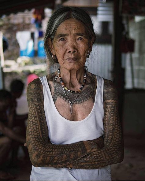 People Of Earth on Twitter: "Whang-od Oggay, the 103 year old Filipino tattoo artist… " Patch Tattoos, Traditional Filipino Tattoo, Philippines Tattoo, Esther Garcia, Tato Suku, Woman With Tattoos, Famous Tattoo Artists, Filipino Tattoos, Marquesan Tattoos