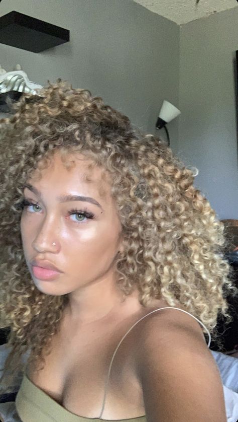 Blonde Highlights Curly Hair, Blonde Natural Hair, Highlights Curly, Aquarius Art, Dyed Curly Hair, Highlights Curly Hair, Mixed Curly Hair, Colored Hair Tips, Blonde Curly Hair