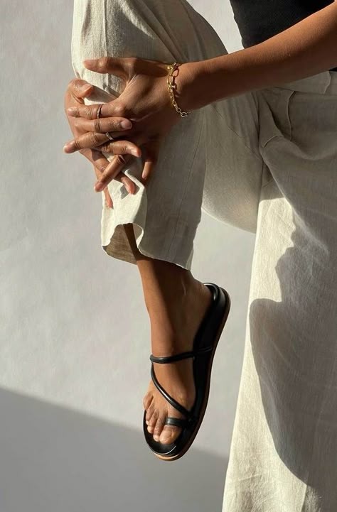 How To Wear Converse, Emme Parsons, Gold Toe Rings, Junior Fashion, Sandals Brands, Summer Staples, Lifestyle Magazine, Converse High, Fashion Editor