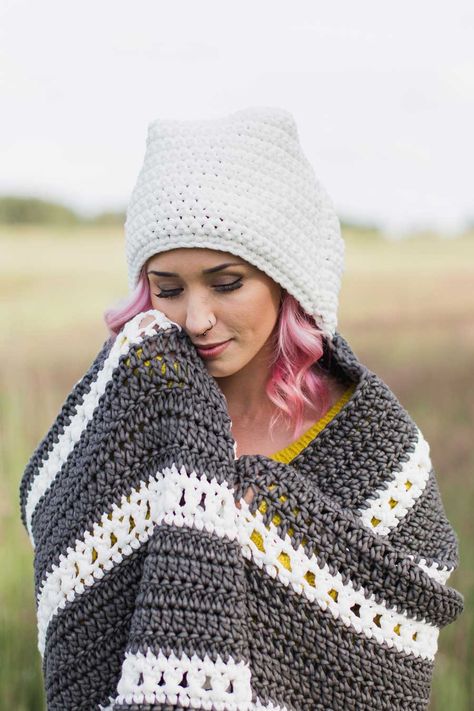 THNLife - Hooded Bliss Blanket Crochet Pattern | Jessica Carey Crochet Bulky Blanket, Camping Crochet, Large Crochet Blanket, Bulky Blanket, Hoodie Blankets, Crochet Pins, Crochet Dreams, Yarn Creations, Knitting Patterns Free Blanket