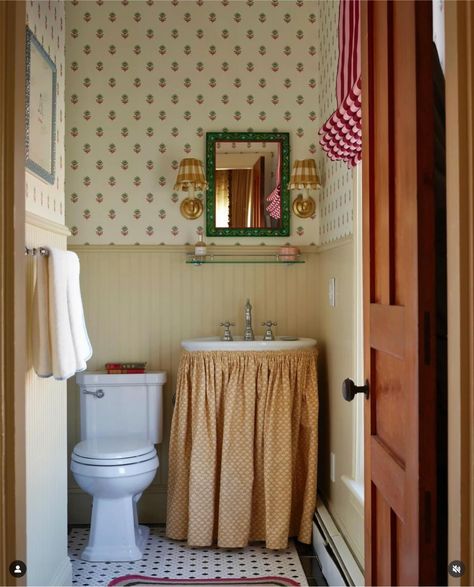 Tess Newall, Cottage Core Home, Cottage Bathroom, Yellow Bathrooms, Upstairs Bathrooms, Inspiring Spaces, Bathroom Renos, Cottage Homes, Apartment Design