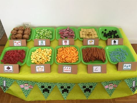 Minecraft Veggie Tray, Minecraft Snacks Birthday, Minecraft Party Snacks, Minecraft Party Activities, Minecraft Themed Birthday Party, Minecraft Party Games, Minecraft Party Food, Diy Minecraft Birthday Party, Minecraft Cupcakes